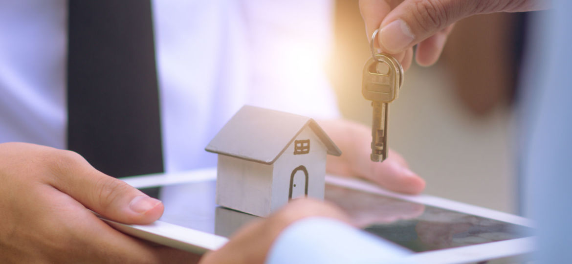 Close,Up,Salesman,Holding,Home,Key,To,Business,Sale,Estate